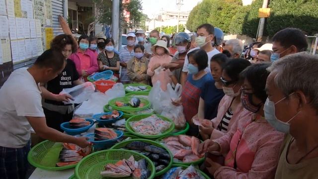 今天缺人手 阿源賣這個 嘴巴唸那個耳朵聽好幾個 台中豐原中正公園  海鮮叫賣哥阿源  Taiwan Seafood Auction