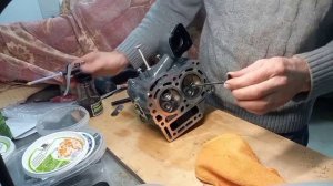 лодочный мотор хонда 20.ремонт после поломки шестерни распредвала.