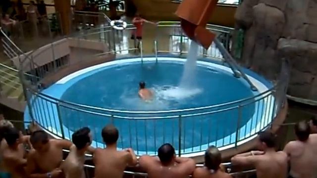 в аквапарке человек падает в воду смотреть онлайн