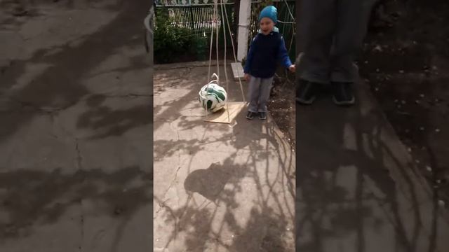 Выдержит ли мяч крутящиеся качели? смотреть онлайн