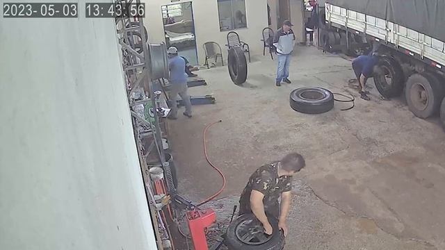 Pneu explode e mata jovem em Santiago смотреть онлайн