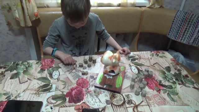 Вскрыли копилку весом 2 кг, сколько же там денег смотреть онлайн
