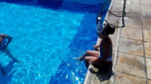 Купаемся в бассейне. Как научиться плавать под водой