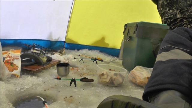 Супер клёв. Отличная рыбалка. Карась со льда. смотреть онлайн