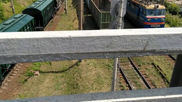 Поезда и вагоны на железной дороге. Депо и грузовые поезда по мостом смотреть онлайн