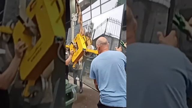Заменили огромный разбитый стеклопакет с помощью вакуумной присоски #секретыоконщика смотреть онлайн
