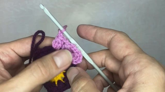 Красивый бабушкин квадрат с цветком. Квадратный мотив крючком. смотреть онлайн