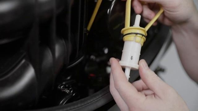 Mercury 150hp Four-Stroke Outboard Maintenance: Changing Fuel Filter смотреть онлайн