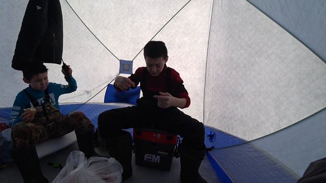 Рыбалка в Палатке Жор Плотвы (Сороги) смотреть онлайн