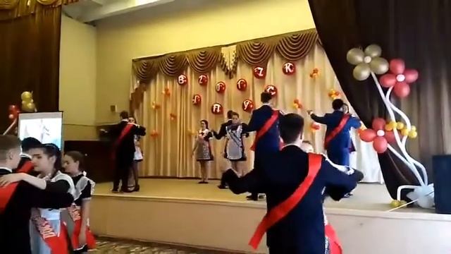 Вальс 11 класса. "Последний звонок" 76 школы смотреть онлайн
