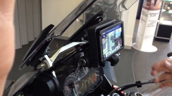 Fitting and Removing a BMW Navigator V (Nav 5) from a R1200GS LC