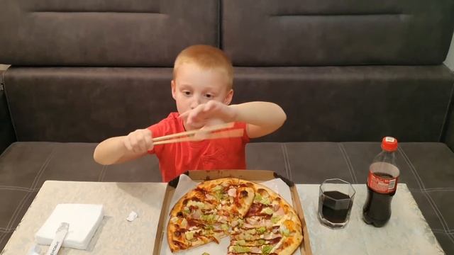 Пробуем съесть пиццу палочками для суши