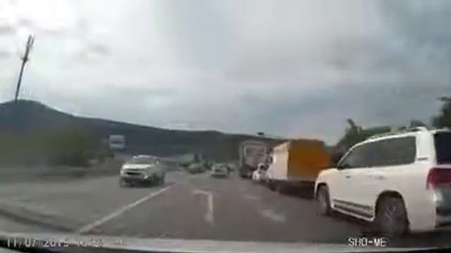Торопыга-автохам "забыл" про ПДД на ставропольской трассе смотреть онлайн