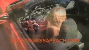 Девушка за рулем буксует в грязи stuck