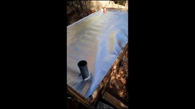 Утепляем крышу подвала керамзитом и бетонируем.