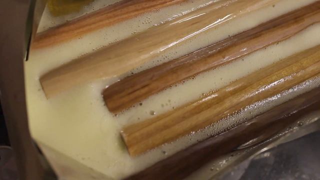 Деревянная флейта. Варим заготовки в льняном масле. Flute blankets boiling in leenseed oil смотреть онлайн