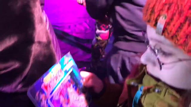 Дрессировщик Тигров Хуан Карлос Бресчиани (Италия) вручает фотографию с тигром