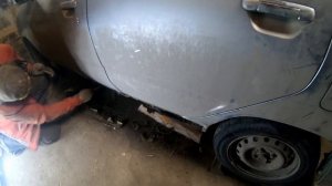 Nissan Cube 2001 года выпуска. Замена порогов своими руками.