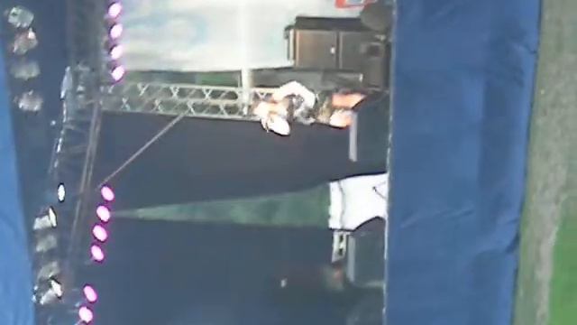 офигенно поёт.а ей всего 17 лет.MP4