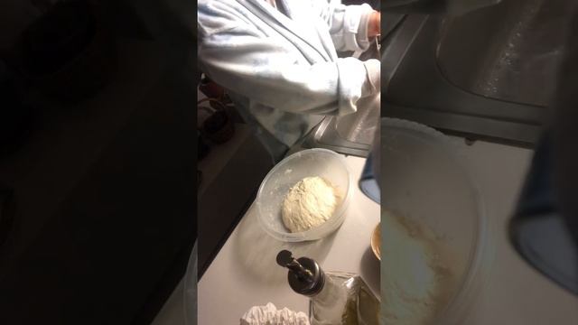 Заключительная растяжка теста из белой муки смотреть онлайн