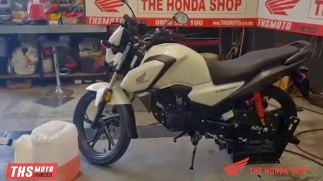 The New Honda CB125F boasts fuel economy… смотреть онлайн