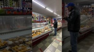 Иваныч в магазине, рис, ветчина.