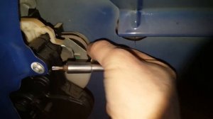 Volkswagen Caddy.Как снять ручку сдвижной боковой двери.mp4