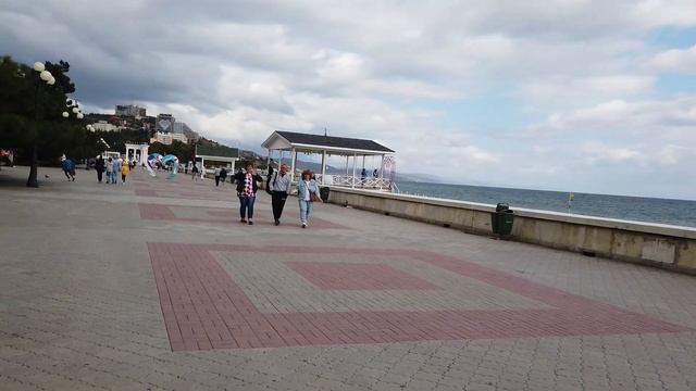 АЛУШТА. ШТОРМ на МОРЕ, а ЛЮДИ купаются! КАК? ИДУ НА ЦЕНТРАЛЬНУЮ НАБЕРЕЖНУЮ. КРЫМ. 29.09.2021 смотреть онлайн