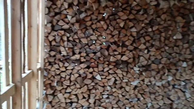 пилим и окладываем дрова в новый дровник - довел до ума  дровник.