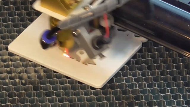 Лазерная гравировка на МДФ (с покрытием), лазерная гравировка на пластике.