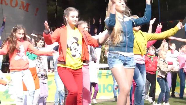 Young girls dancing in public (Flash Mob) Флешмоб, Котельники смотреть онлайн