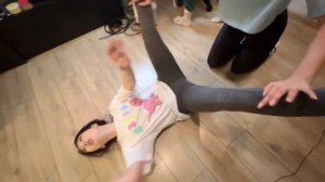 Катя раздвинула ноги...