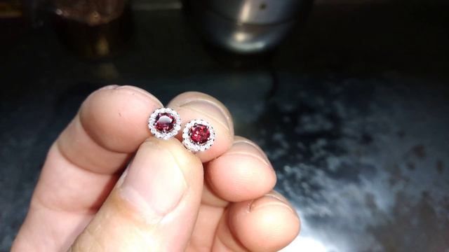 Комплект из белого золота с бриллиантами и гранатами смотреть онлайн