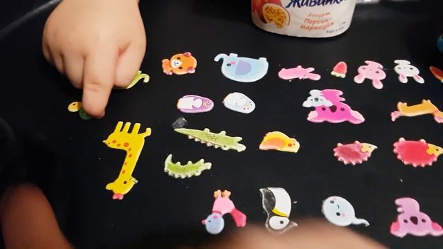 Влог Видео для детей. Афина кушает йогурт Danone живинка перед сном. Кормит машинку. Яркие наклейки смотреть онлайн