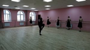 Народно-сценический танец.Комбинация bat.fondu в характере танца народов Востока.(ученицы 7 класса)