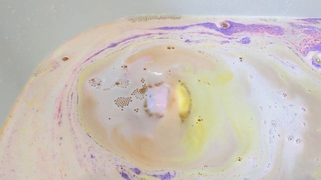 LUSH 'GROOVY KIND OF LOVE' BATH BOMB DEMO смотреть онлайн