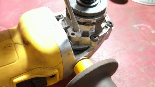 Обзор болгарки Dewalt DWE4257 смотреть онлайн