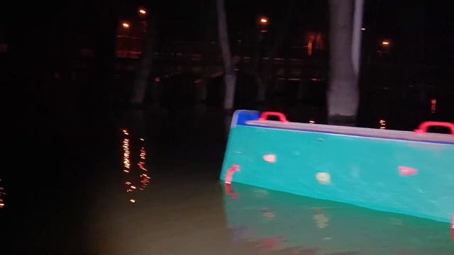 Вечерняя прогулка по затопленному городскому парку на пакрафтах. Круче чем в Венеции. смотреть онлайн