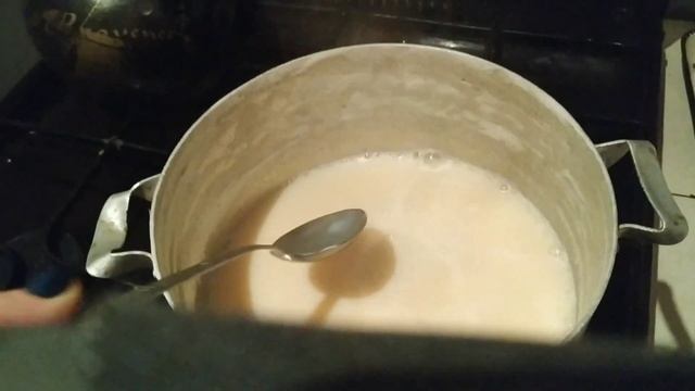 Как приготрвить домашнюю сгущенку. Вареная сгущенка в домашних условиях . Очень вкусная вар- сгущ смотреть онлайн