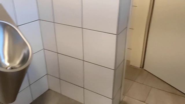 Общественный туалет в маленьком Австрийском городке... смотреть онлайн
