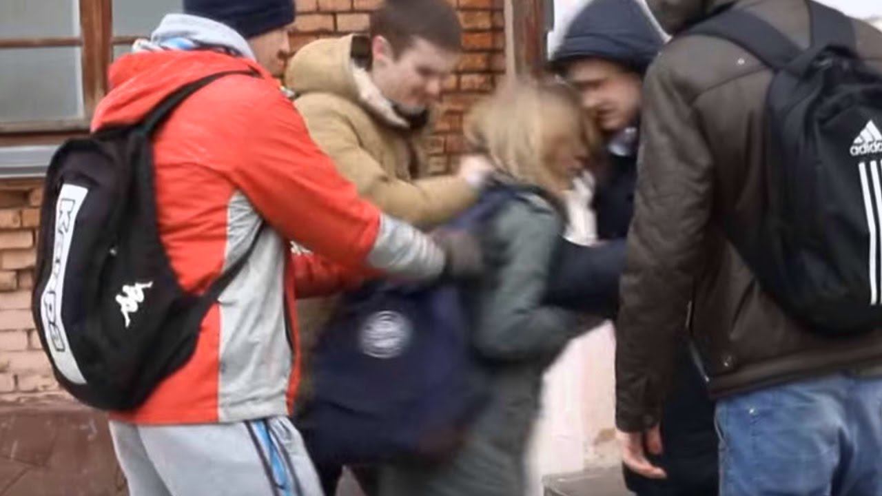НАД НЕЙ ИЗДЕВАЕТСЯ ВСЯ ШКОЛА смотреть онлайн