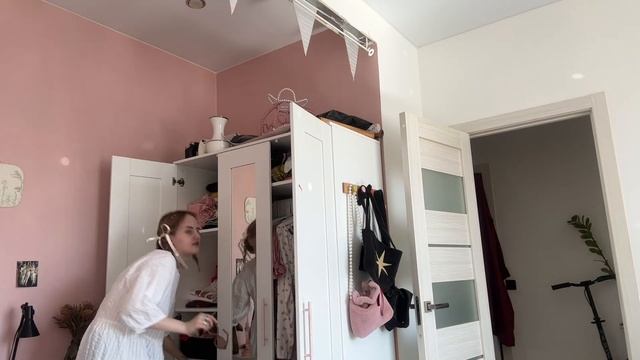 роюсь в шкафу с одеждой и болтаю смотреть онлайн