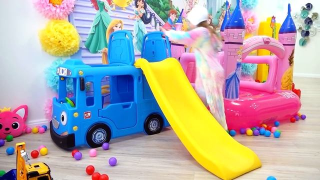 София хочет стать малышом! Прыгать на Батуте и играть на Детской Площадке