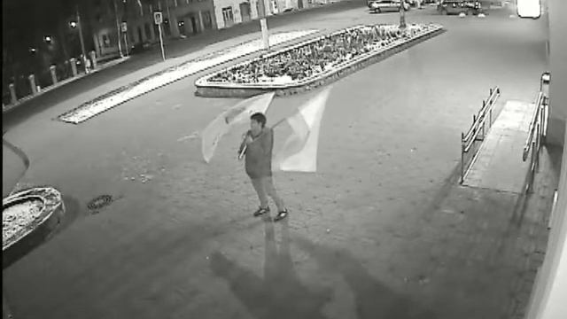 В Кирове трое парней украли со здания банка флаги смотреть онлайн