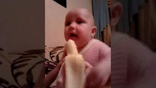 первый раз увидела банан! смотреть онлайн