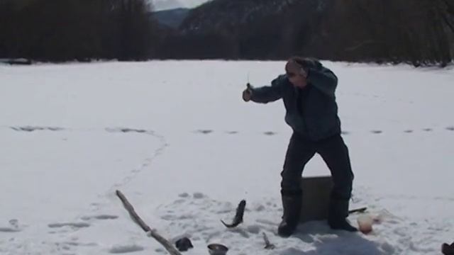 Зимняя рыбалка на Дальневосточной реке Коппи смотреть онлайн