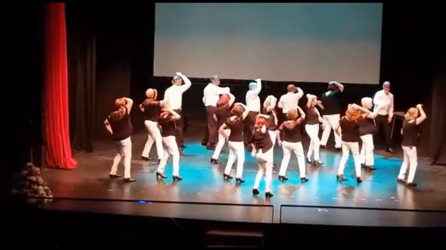 Coreo Felices los 4.baile Emi Vaño. смотреть онлайн