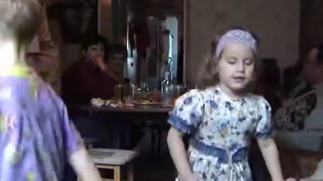 Олеся, Олег и Никита пляшут, пасха 2005 г смотреть онлайн