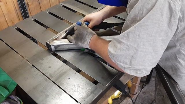 Простой садовый стол из профильной трубы / Simple garden table from a profile pipe смотреть онлайн