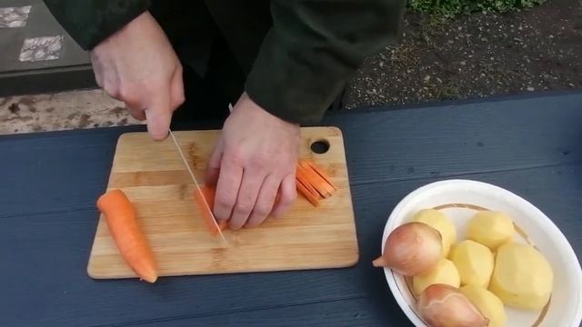 УХА В КАЗАНЕ НА ОГНЕ | Fish soup in a cast iron cauldron смотреть онлайн